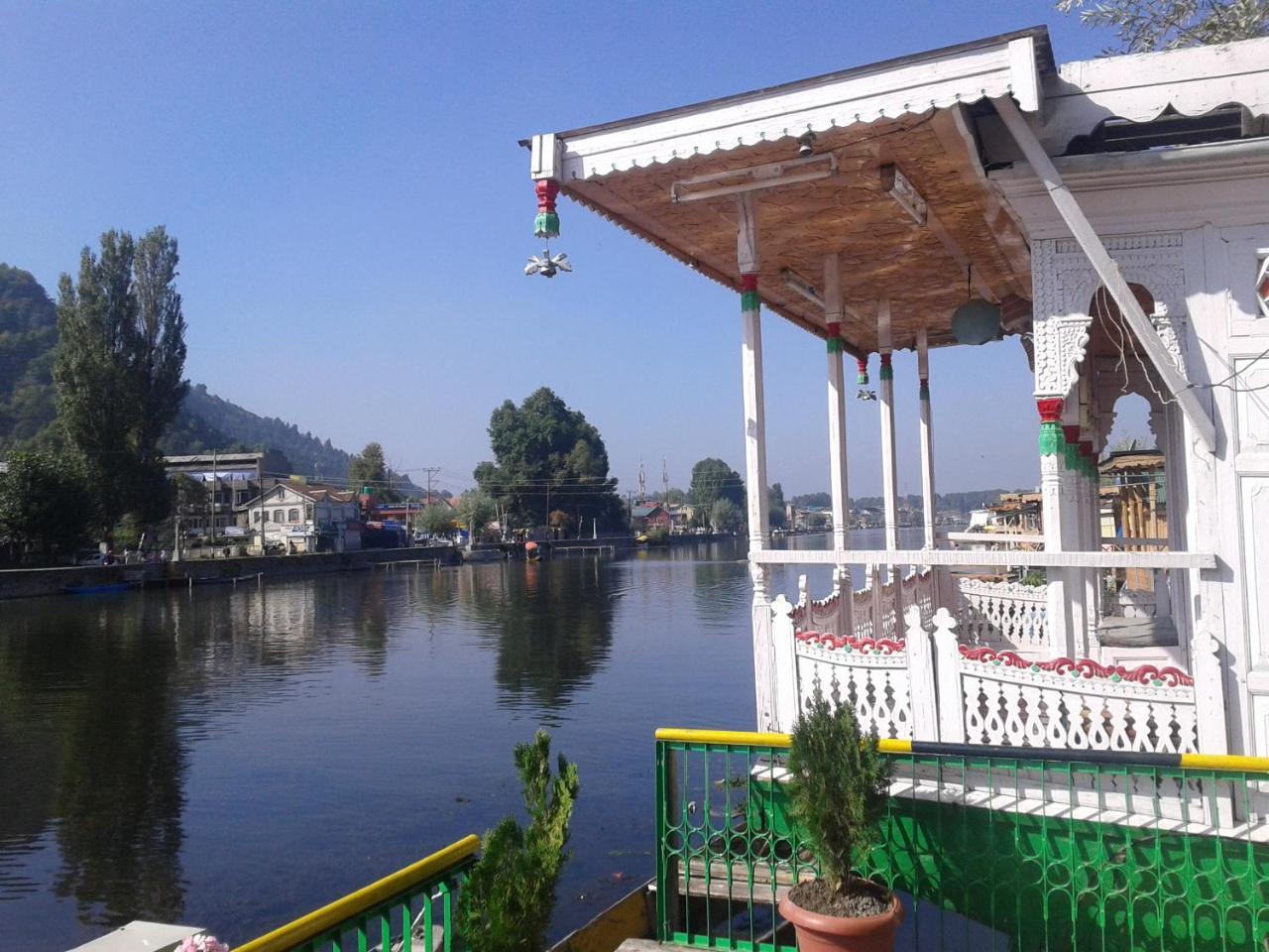 S Group Of Houseboat Hotell Srīnagar Exteriör bild